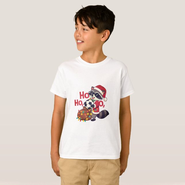 T-shirt Christmas raccoon stealing a soccer ball (Devant entier)