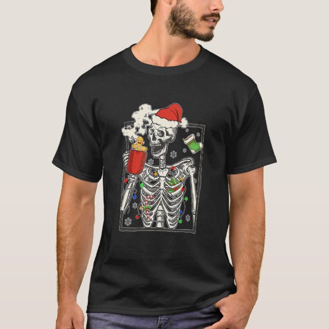 T-shirt Christmas Skeleton With Smiling Skull Drinking Cof (Devant)