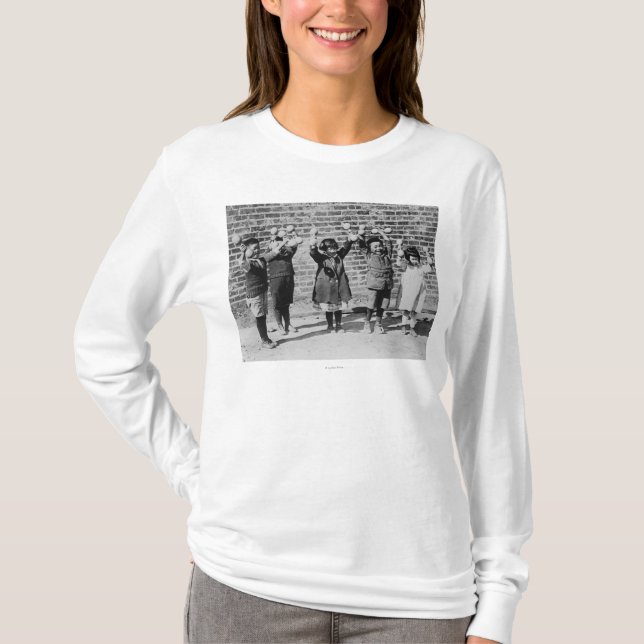 T-shirt Cinq enfants asiatiques supportant des haltères (Devant)