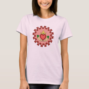 T-shirt Claddagh et Red Knotwork sur rose
