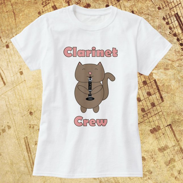 T-shirt Clarinet Crew Chat drôle rose Brown (A shirt with a brown cat playing the clarinet with the words clarinet crew in pink.)