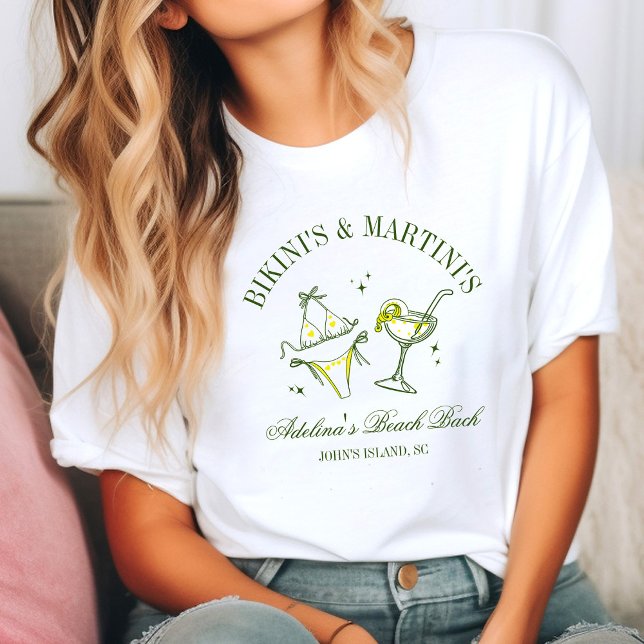 T-shirt Club de Fête de Fiançailles de Plage (Woman in a casual setting wearing a white T-shirt with a fun design of a bikini and martini glass. )