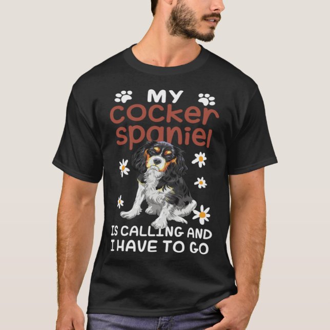 T-shirt Cocker Spaniel Dog Is Calling Daisy Flower (Devant)