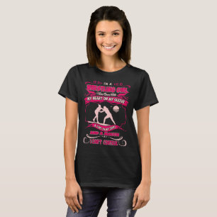 T-shirt Coeur de lutte de fille sur le feu de douille dans