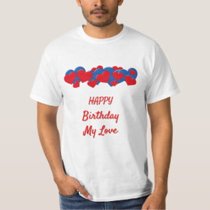 T-shirt Coeurs d'amour rouge et bleu sur arrière - plan bl