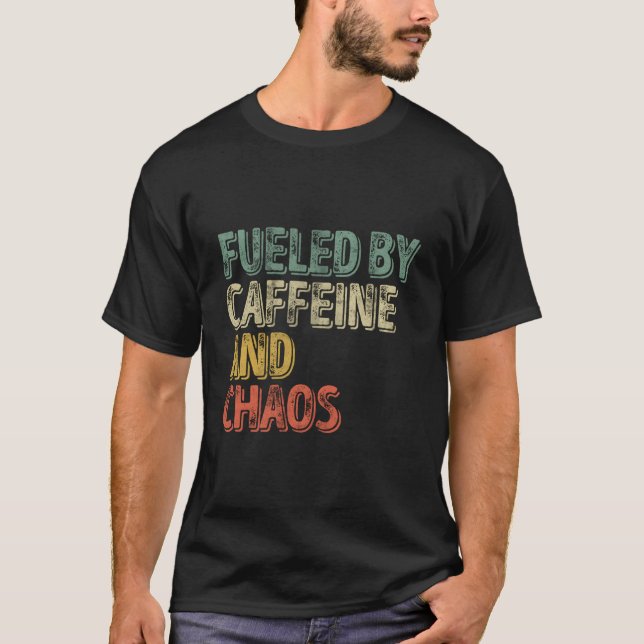 T-shirt Coffee Fueled By Caffeine And Chaos (Devant)