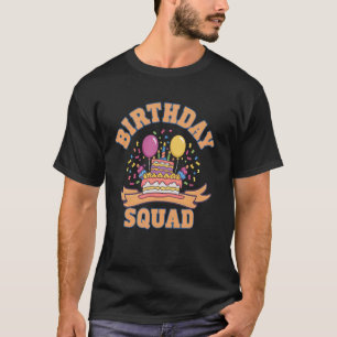 T-shirt Conception de l'équipe d'anniversaire avec gâteau
