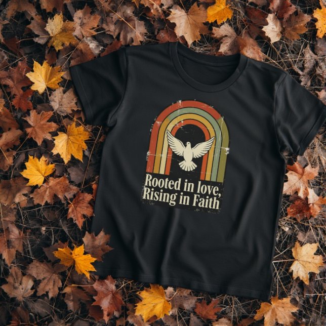 T-shirt Conception de tissu arraché à la foi rétro-enracin (Rooted in love, rising in faith ripped, retro style Christian message tee.)