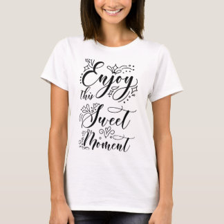 T-shirt Conception de vecteur floral élégant