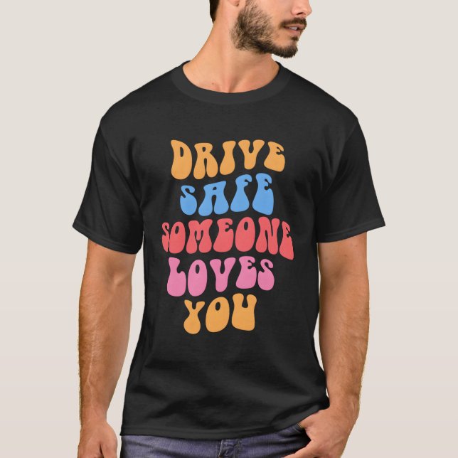 T-shirt Conduire en toute sécurité Quelqu'un vous aime Est (Devant)