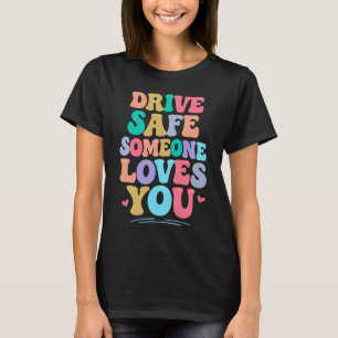 T-shirt Conduisez en toute sécurité, quelqu'un vous aime