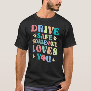 T-shirt Conduisez en toute sécurité Quelqu'un vous aime Co