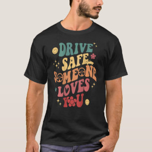 T-shirt Conduisez en toute sécurité Quelqu'un vous aime So
