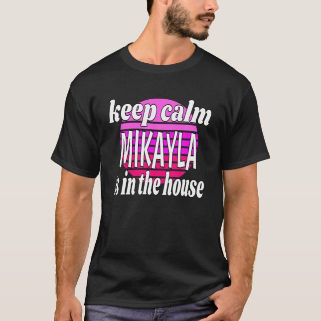 T-shirt Conserver Le Calme Mikayla Est Dans La Maison Mika (Devant)