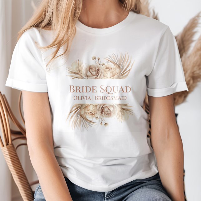 T-shirt Cortège de Mariée Floral Rose Bohème Chic (Boho Chic Blush Floral Bride Squad T-Shirt on a young woman)