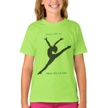 T-shirt couleur lime dans l'aire de jeux