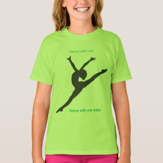 T-shirt couleur lime dans l'aire de jeux