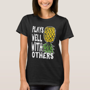 T-shirt Couple Échangiste Joue Bien Avec Les Autres À L'En