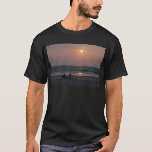 T-shirt Couple sur la plage au coucher du soleil