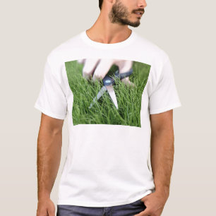 T-shirt Coupure de l'herbe avec des ciseaux