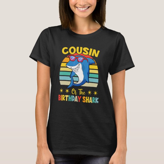 T-shirt Cousin De La Famille D'Anniversaire Du Requin Qui  (Devant)