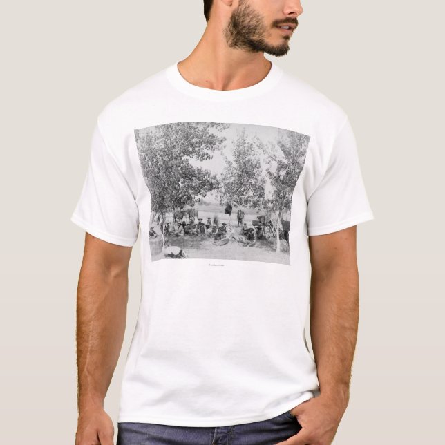 T-shirt Cowboys mangeant le dîner sur la terre sous des (Devant)