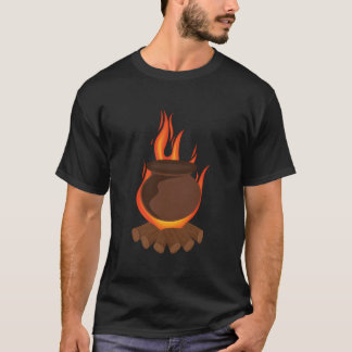 T-shirt Cuisson dans un pot en argile sur un feu de bois