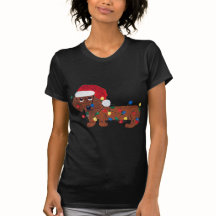 Dachshund emmêlé dans les lumières de Noël