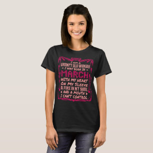 T-shirt Dame âgée grincheuse née mars avec le coeur sur