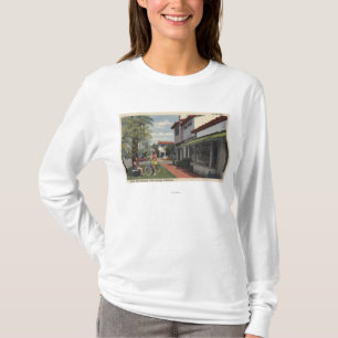 T-shirt Dames dans l'usage d'été dans la plaza