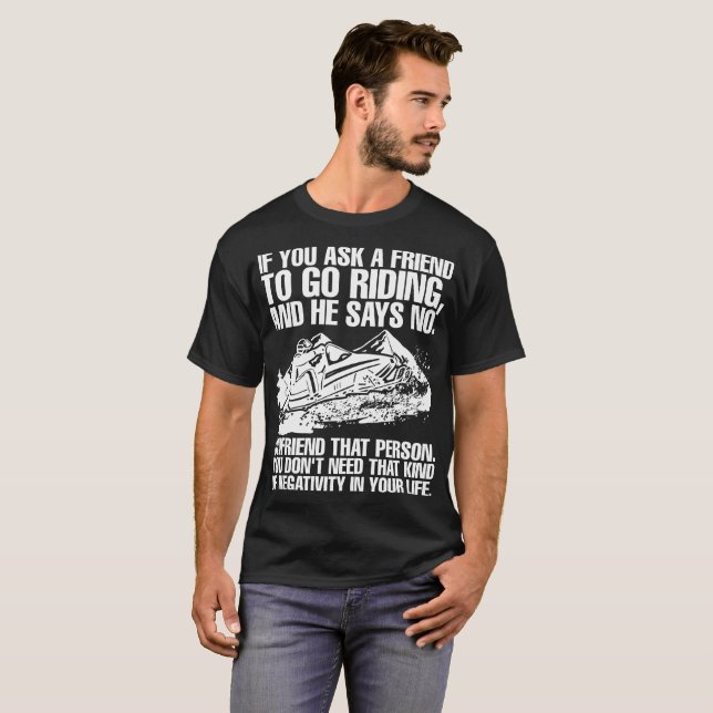 T-shirt d'ami de Snowmobile d'équitation de la vie (Devant entier)