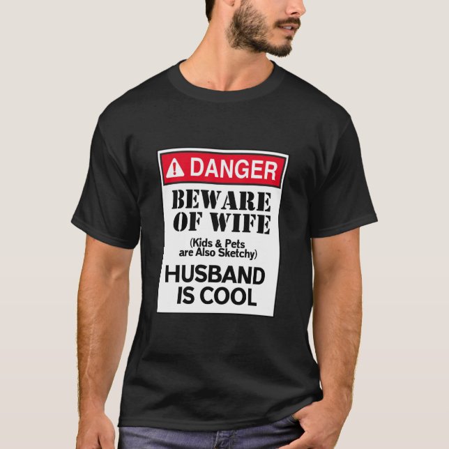T-shirt Danger Attention Au Mari De La Femme Est Cool (Devant)