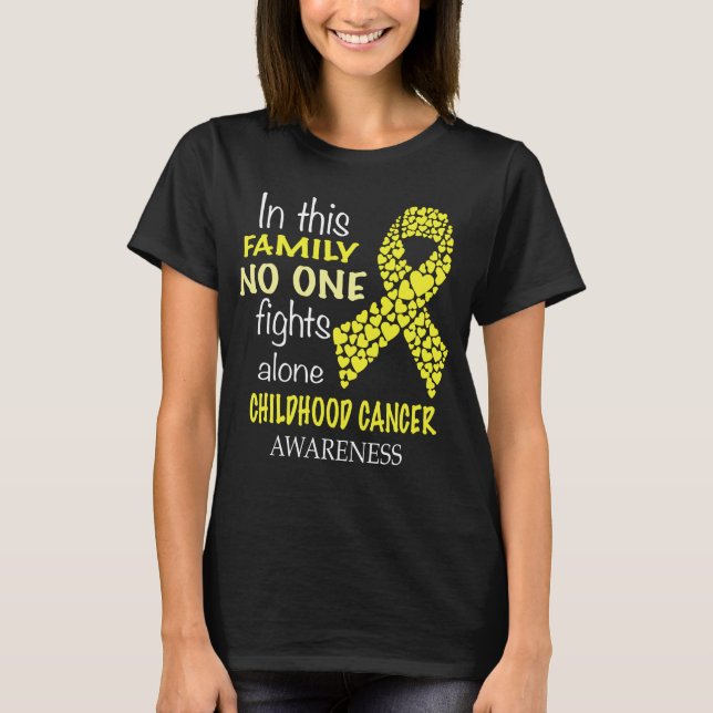 T-shirt dans cette famille personne ne combat le cancer de (Devant)