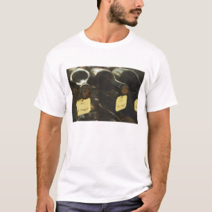 T-shirt Dans la cave à vin souterraine : bouteilles couché
