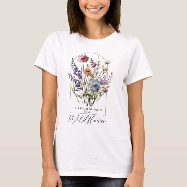 T-shirt Dans Un Domaine De Rose Être Un Fleur sauvage (Devant)