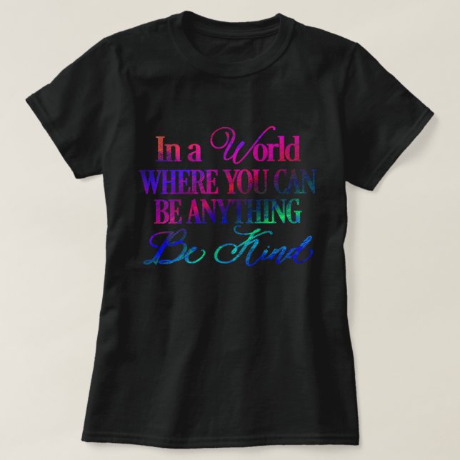 T-shirt Dans un monde où vous pouvez être n'importe quoi - (Design devant)
