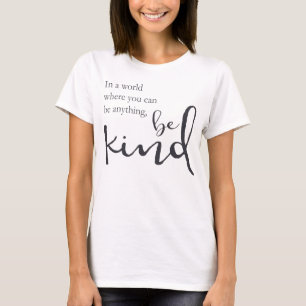 T-shirt Dans un monde où vous pouvez être quelque chose,