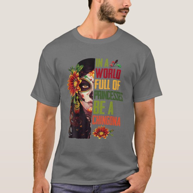 T-shirt Dans Un Monde Plein De Princesses Soyez Un Badass  (Devant)
