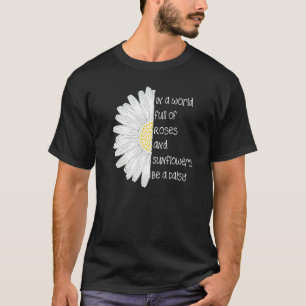 T-shirt Dans Un Monde Plein De Roses Et De Fleurs De Solei