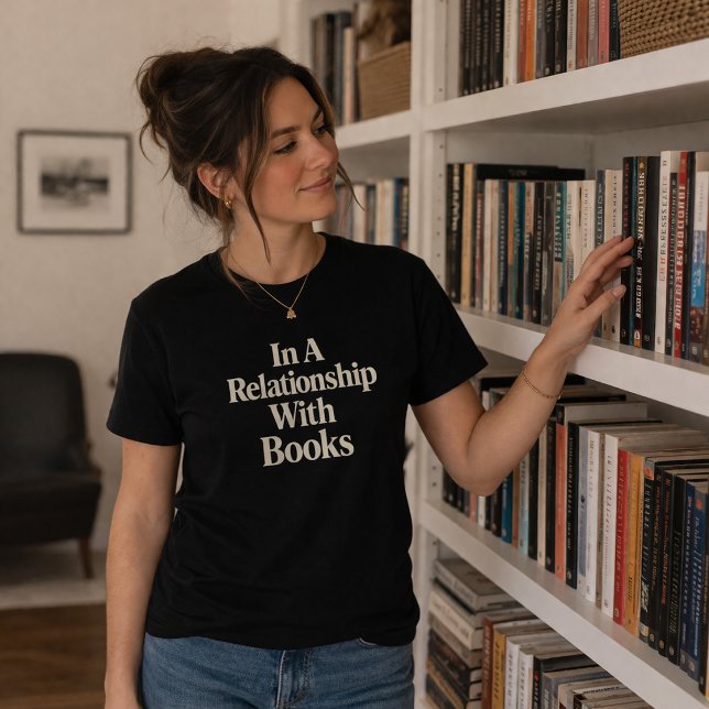 T-shirt Dans Une Relation Avec Les Livres Lecture (Créateur téléchargé)
