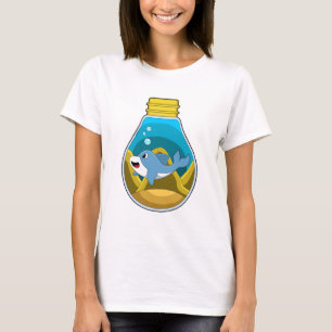 T-shirt Dauphin à la natation dans l'aquarium