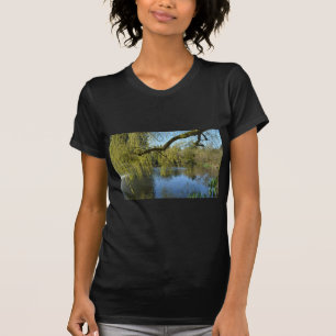 T-shirt de beaux saules de printemps près de l'étang d'eau