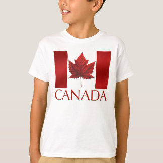 T-shirt de l'enfant portant le drapeau du Canada