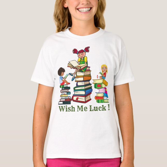 T-shirt De mignonnes filles assis sur une pile de livres e (Devant)
