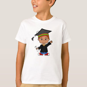 T-shirt de port de casquette et de robe de garçon