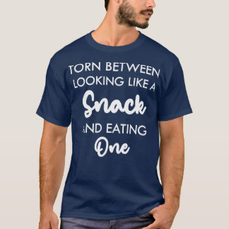T-shirt déchiré entre avoir l'air d'un snack et manger un