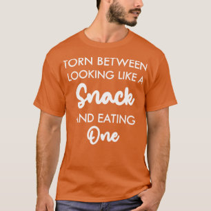 T-shirt déchiré entre avoir l'air d'un snack et manger un 