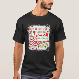 T-shirt Déchiré Entre La Recherche Comme Un Snack Et Mange