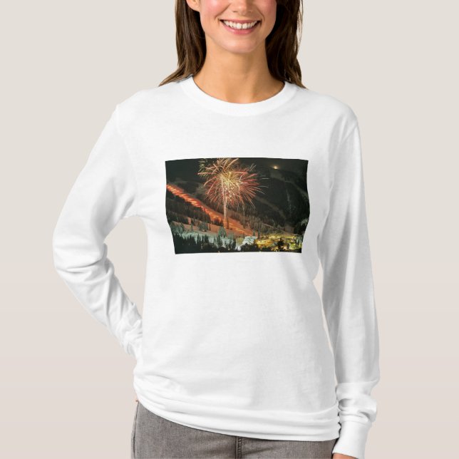 T-shirt Défilé et feux d'artifice de torche pendant (Devant)
