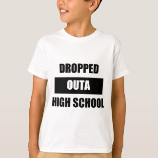 T-SHIRT DÉPOSÉ À L'EXTÉRIEUR DE L'ÉCOLE SECONDAIRE